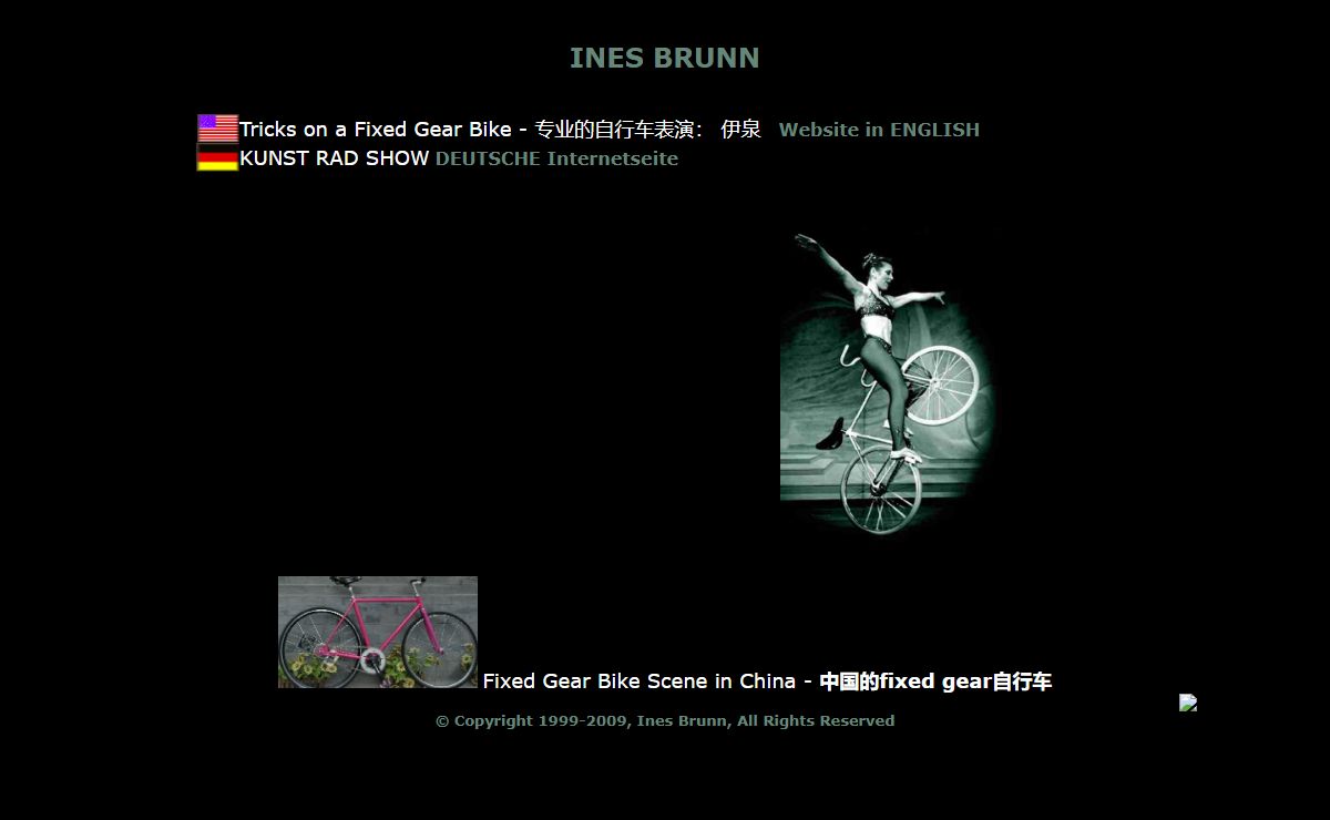 Fixed gear bike tricks of INES BRUNN - Kunst Rad Show Performance